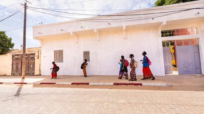 Des étudiantes sénégalaises se dirigent vers leur école à Mbour 