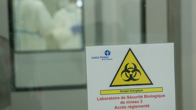 L'entrée du laboratoire de biosécurité de niveau 3 du Vectopole Amazonien, Émile Abonnenc, à l'Institut Pasteur de la Guyane