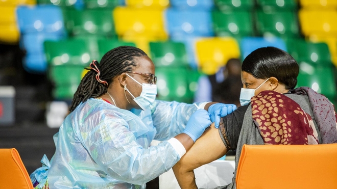 La vaccination anti-Covid patine 