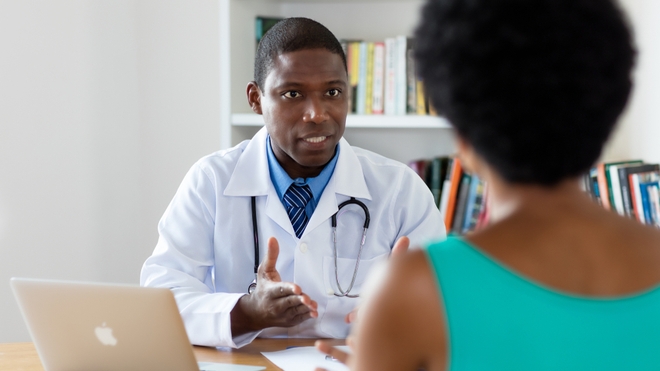 Un médecin parle de cancer avec une patiente