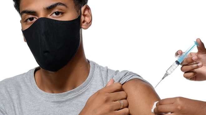 Un adolescent se fait vacciner contre le Covid-19 (photo d'illustration)