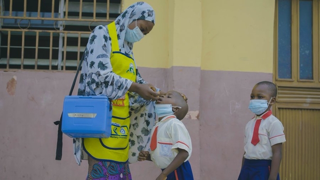 De nombreux enfants s'apprêtent à être vaccinés contre la polio (photo d'illustration)