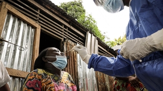 Comment la chasse au variant Omicron s'organise en Afrique ?