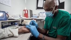 L’Afrique réduit le nombre d’infections et de décès dus au VIH, mais les objectifs majeurs restent hors d’attente
