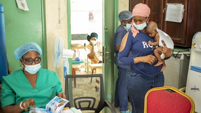 Une maman a amené sa fille au centre de santé Philippe Mahuilen Senghor pour que celle-ci reçoive sa troisième dose