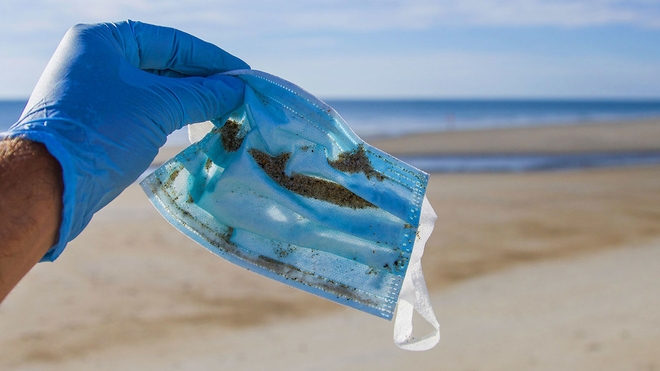 Un masque facial trouvé lors d'un nettoyage de plage