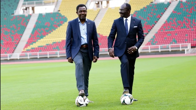 Le Secrétaire Général de la CAF, Veron Mosengo-Omba, aux côtés de l'ancien Lion indomptable Roger Milla 