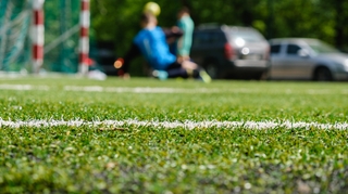 Cancers, blessures musculaires... carton rouge pour les terrains de foot synthétiques ?