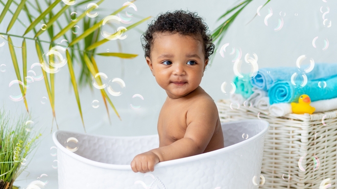 Un enfant qui prend son bain