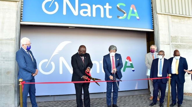 Le milliardaire Soon-Shiong lance une usine de vaccins anti-Covid, au Cap, en Afrique du Sud