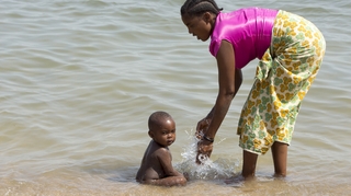 Doit-on empêcher son enfant de jouer dans un lac pour éviter la bilharziose ?