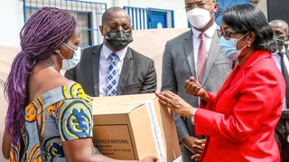 Le Gabon donne des médicaments fabriqués localement aux hôpitaux du pays