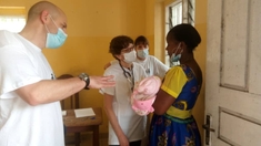À Douala, une campagne pour réparer les visages cassés 