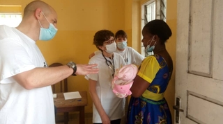 À Douala, une campagne pour réparer les visages cassés 