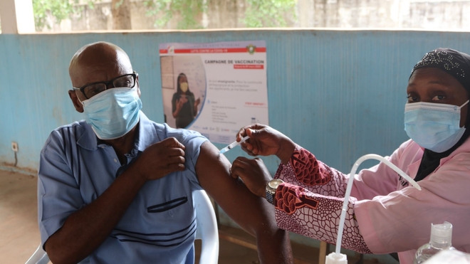 Un Ivoirien reçoit la deuxième dose d'un vaccin anti-Covid, à Abidjan