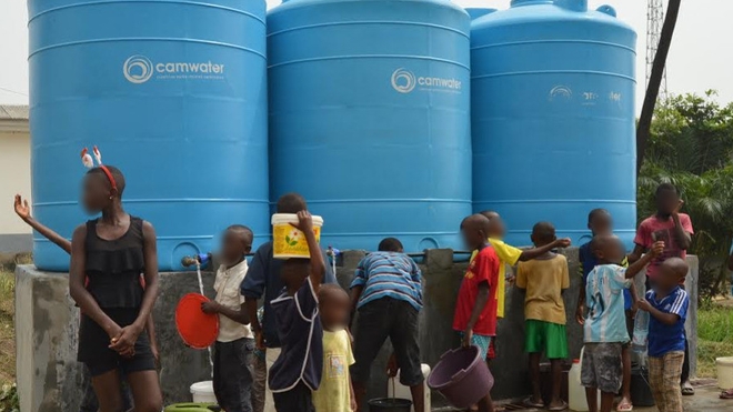 Des camerounais qui s'abreuvent dans les citernes d'eau