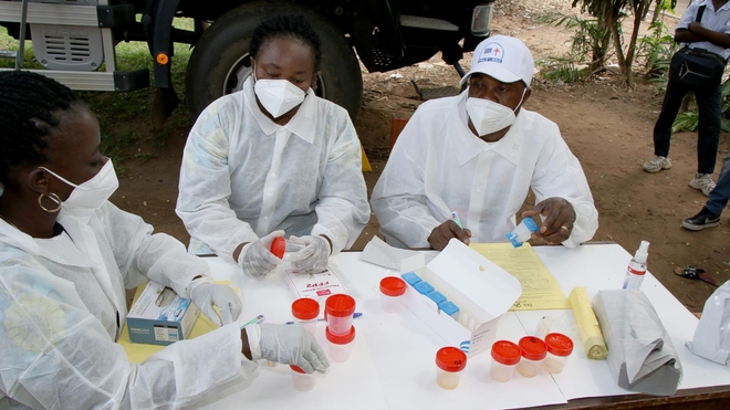 Des agents de laboratoire qui dépistent gratuitement la population à Kikwit