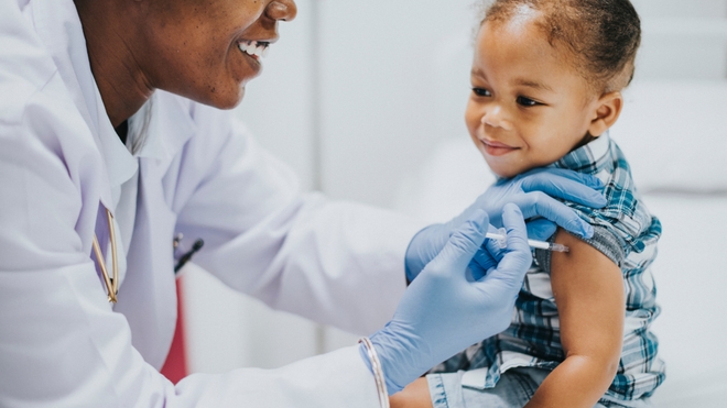 Un bébé se fait vacciner