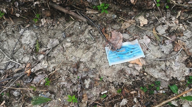 Un masque jetable abandonné dans la rue