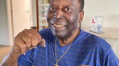 Pelé de nouveau hospitalisé pour poursuivre son traitement contre le cancer