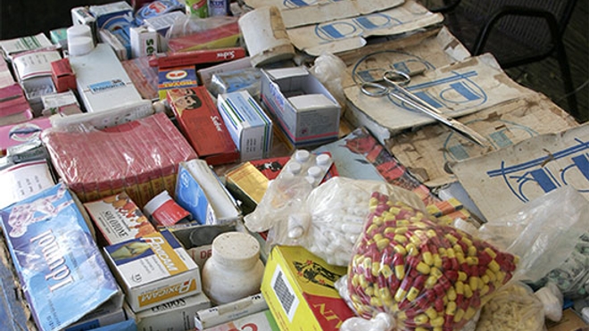 Des médicaments en vente sur un marché 
