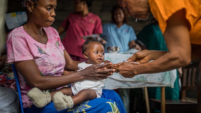 Un enfant qui reçoit une dose d'un vaccin essentiel