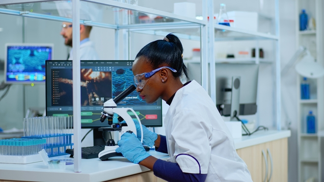 Une scientifique en train de vérifier des échantillons de virus 