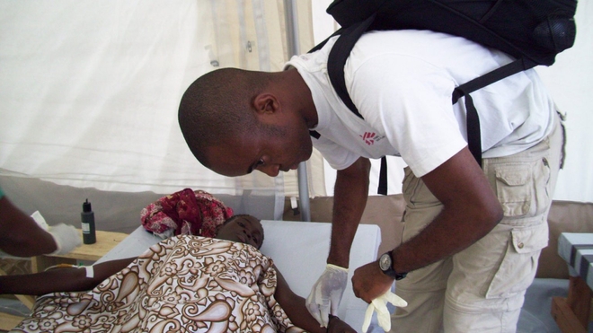 Une patiente reçoit des soins au centre de traitement de choléra mis en place par MSF à Yaoundé
