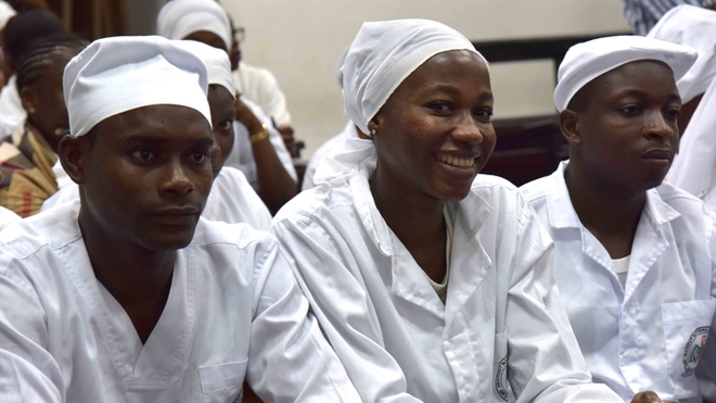 Des infirmiers diplômés de l’Institut national de formation des agents de santé, à Abidjan