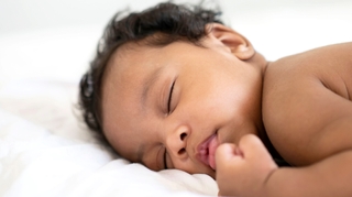 Doudou, biberon, câlin... de quoi les bébés rêvent-ils ?