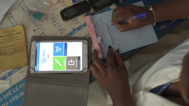 Un agent de santé qui utilise la technologie Ieda
