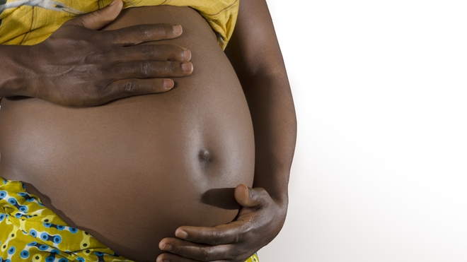 Une femme enceinte.