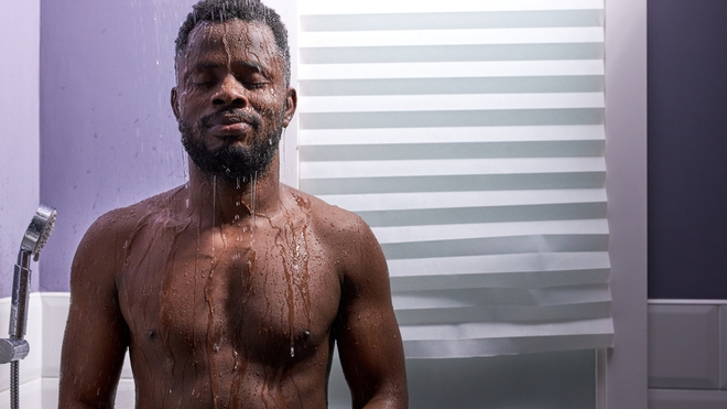 Un homme qui se douche
