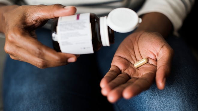 Une personne prenant un antibiotique