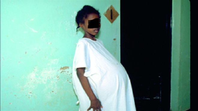 Une jeune fille enceinte