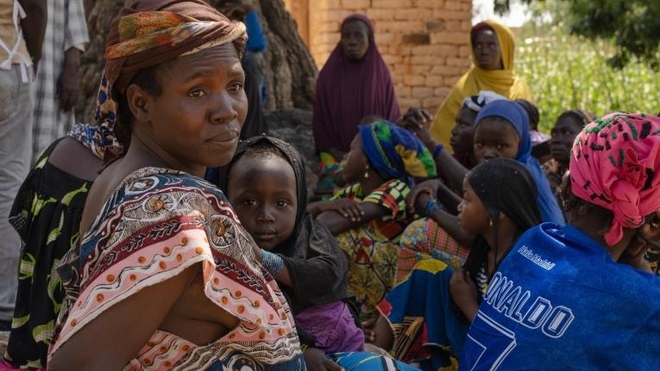 Une femme et son enfant, déplacés par le conflit dans le centre du Mali
