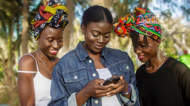 Des jeunes femmes regardant un téléphone