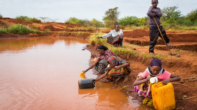Des habitants qui récupèrent l'eau de pluie