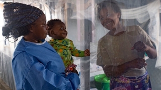 Deux traitements recommandés contre Ebola pour la première fois par l'OMS