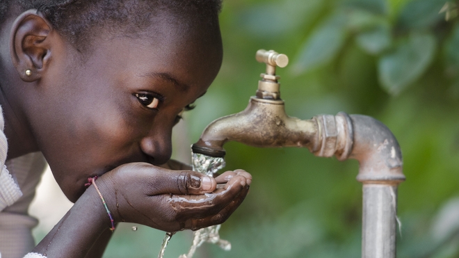 Une jeune fille qui boit de l'eau