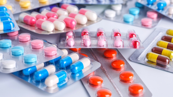 Plusieurs médicaments posés les uns sur les autres