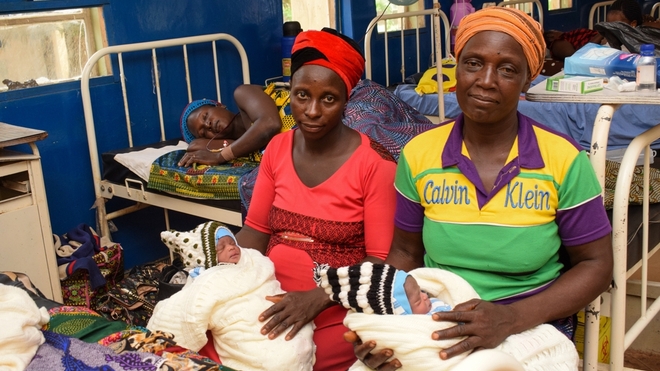 Des femmes avec leur bébé