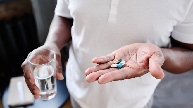 Un homme prenant des médicaments