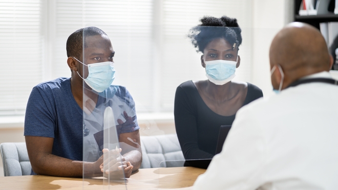 Un couple qui consulte pour des problèmes de fertilité