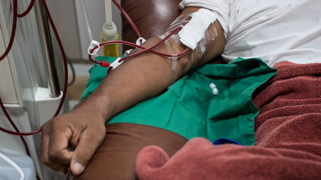 Un patient recevant une dialyse