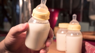 Mon bébé est allergique au lait et vomit ses biberons, est-ce que ça peut se guérir ? 