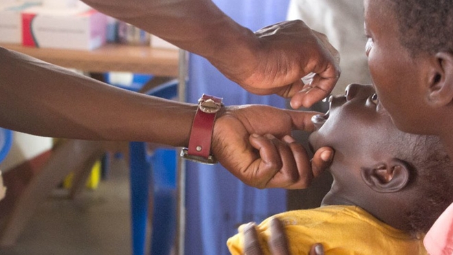 La poliomyélite provoque des paralysies irréversibles et invalidantes chez les enfants