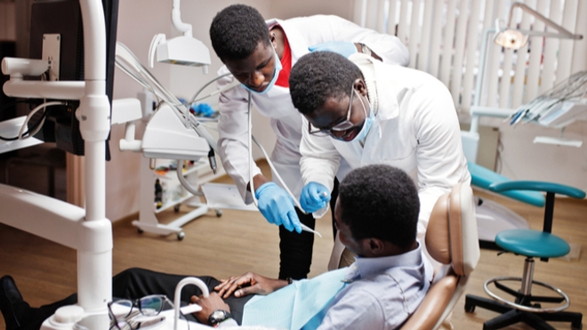 Deux médecins autour d'un patient