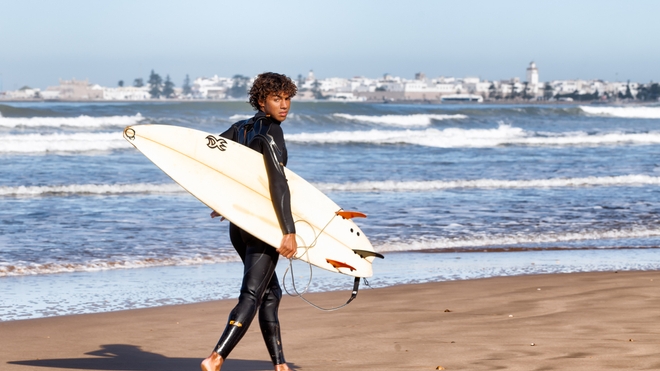 Un surfeur marocain sur la plage d'Essaouira