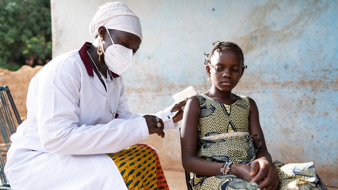 Une médecin vaccine une enfant